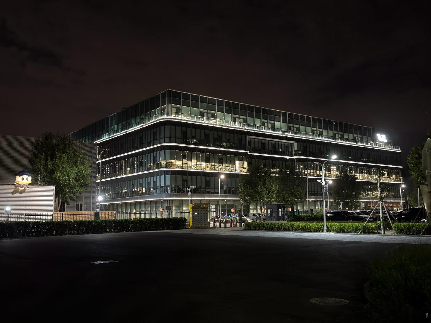 近期路边社消息汇总：

理想i9下周正式启动宣发预热，价格也基本定了，40万出头。

理想i6年款这边节奏慢一步，9月上工信部目录，10月才正式开卖。

你们应该最期待的还是理想i6吧？[捂嘴哭]  ​