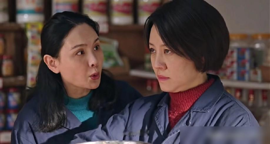 真夫妻同框拍戏，居然演仇人还搅黄对方婚事！
郭晓东和程莉莎，是现实里相守近二十年的恩爱夫妻。新剧《生逢其时》里，偏偏成了针锋相对的陌生邻里。
郭晓东演内敛严苛的单亲教师曹东方，程莉莎演爱八卦的胡同邻居于慧。剧里两人是没多少交集的平行线，结果程莉莎的角色直接插手，搅黄了曹东方的相亲。
能把真实的
