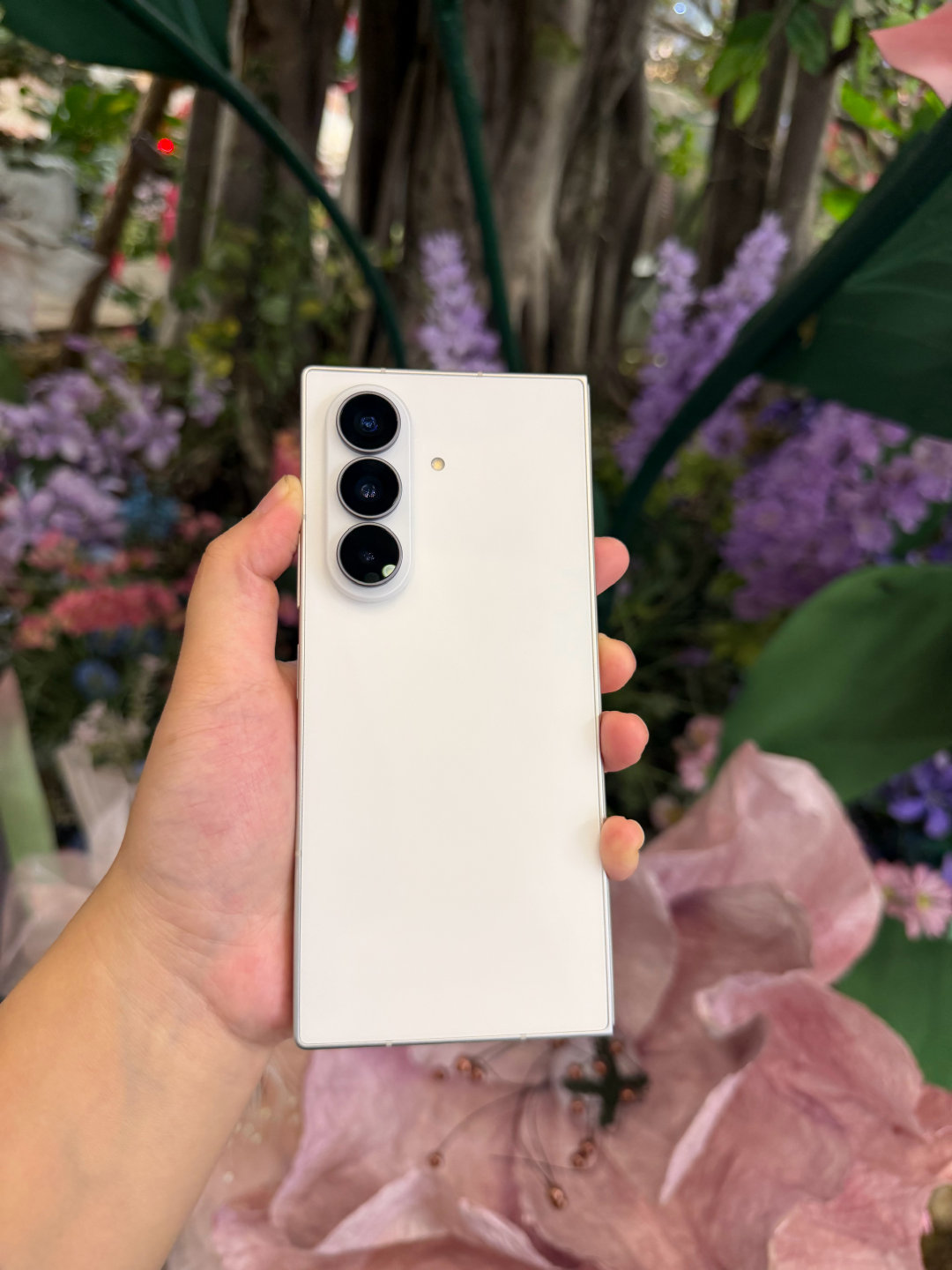 本来打算咬咬牙冲iPhone18首发，刷到大批首批用户吐槽直接打退堂鼓，最后拿下三星 Fold 8 Ultra。用机这段时间最大感受就是踏实，信号续航都让人安心，折叠形态很巧妙，随身带着一台“小平板”，这种新鲜感是直屏手机很难给到的#iPhone18系列第一批受害者来了##三星折叠屏薄到离谱了##三星ZFold8Ultra# ​