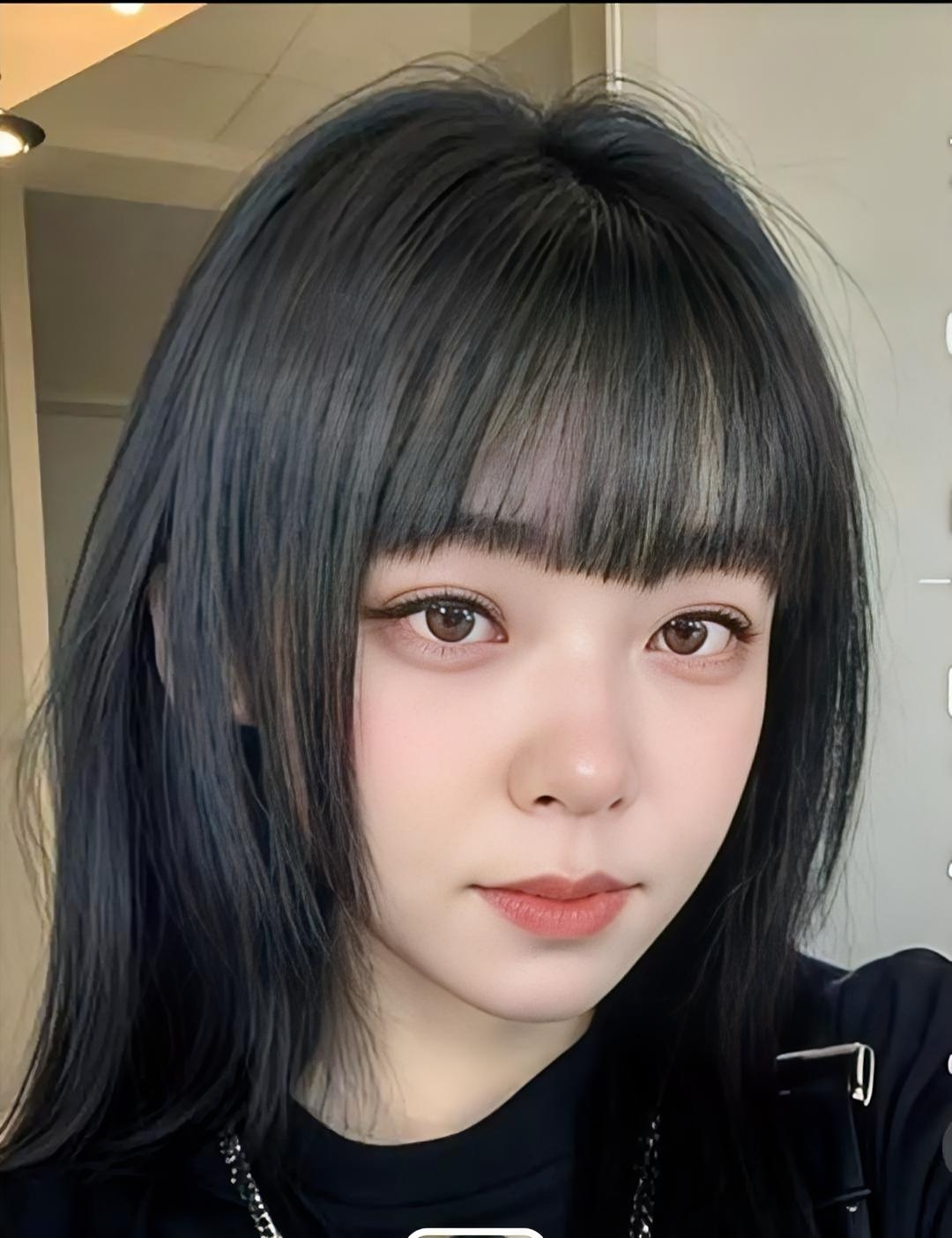 元气少女配上黑发红唇，那清新自然美简直绝了！就像看到那组美女特写真，一...