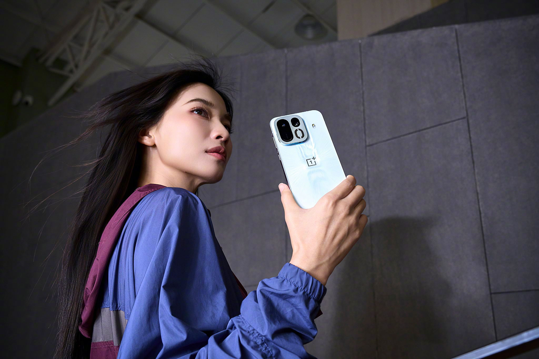 【「鲜Phone画报」一加Ace7系列｜破刃之炽，风随厉意】#一加游戏横扫全场# 

#一加Ace7# 系列此次在设计语言上大胆突破，把全新设计理念注入机身。
一加Ace 7 带来全新「淬火」配色，它的机身设计如同一团迸发的烈火，冲破冰冷的沉寂。机身银橙渐变是狂热跃动的脉搏，自带满溢而出的澎湃能量，藏着淬火 ​