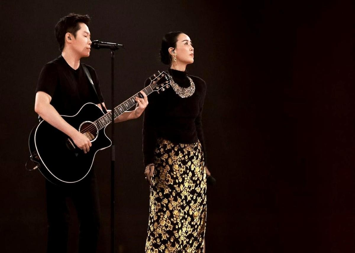 那英演唱会，梁博唱完一首就走。那姐拦住他：“你电话也不回，就唱一首？再来一个呗？”

可我觉得，梁博有多酷先不提，这段值得聊的是上台做客，到底该把分寸放在哪儿。

站在观众这边，当然盼着多听一首。站在那英这边，开口挽留也很自然。但对唱歌的人来说，唱到自己觉得合适的地方就收，也是一种取舍。多唱有多唱的