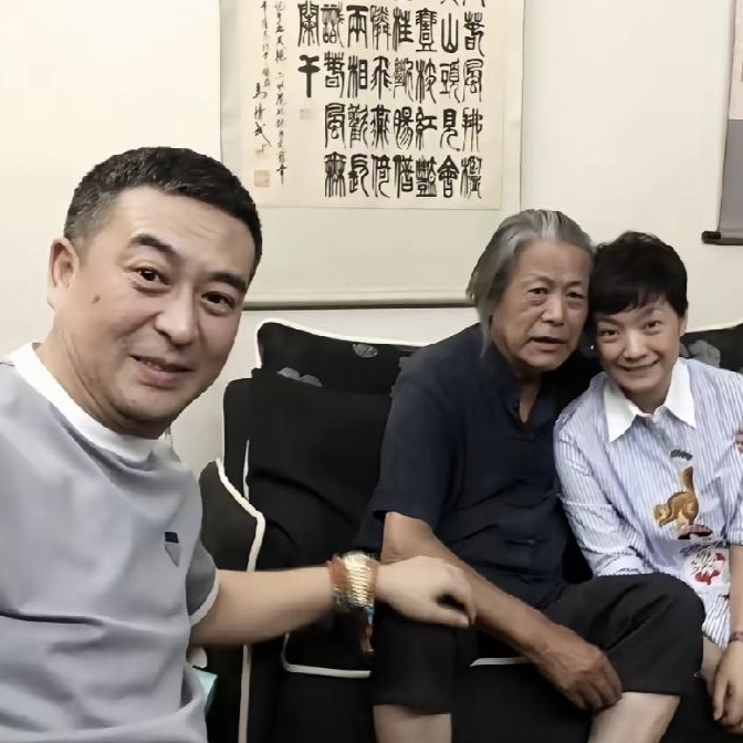 总以为大明星回老家，也是要前后簇拥，有人拿行李，有人拿相机。

但看张嘉益和王海燕去看老师，还真没有这么排场。

简单整洁的家，马精武老师坐在中间，就像招待胡同里来串门的。

王海燕并不端着架子，像个小女儿一样靠着老师，笑得一脸亲切。

张嘉益在一旁坐着，穿着朴素，也是面带微笑，招呼着老师让他看镜头