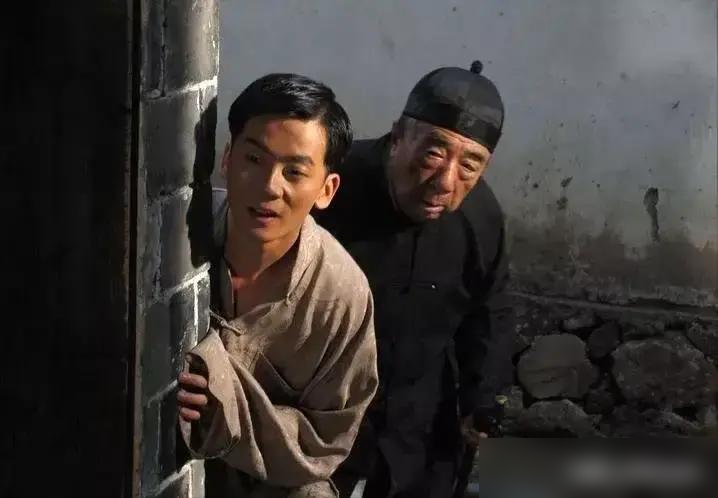 张国立留了个电话，愣是把一个穷到盖薄被的小子，从泥里拽了出来。
陈创北漂那会儿，住筒子楼，冬天没暖气，穿着衣服睡。骑个破自行车满城跑组，经常没戏拍，兜比脸干净。
大三那年，他撞上个和张国立的对手戏。就几个镜头，张国立直接要了他电话，撂下一句：你演戏没毛病，坚持走正道，30岁以后有你一口饭吃。