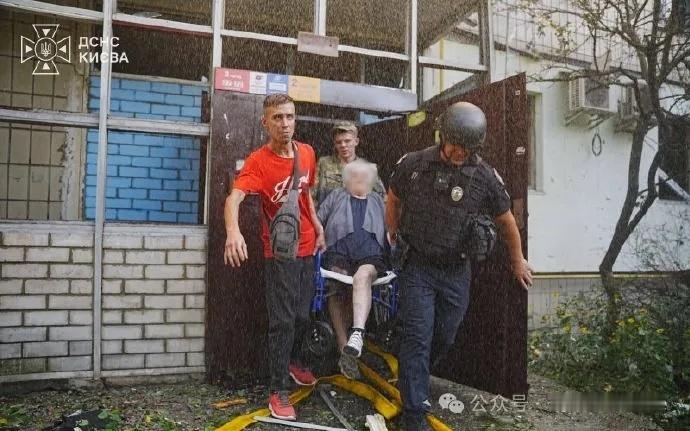 俄罗斯对乌克兰的空袭，让人感到极为气愤，因为俄罗斯军队又在攻击民用基础设施和平民。

9月9日，一架俄罗斯喷气式无人机，彻底摧毁了KIDDISVIT公司在基辅附近的儿童玩具仓库。

图书仓库、人道主义物资仓库，现在连儿童玩具仓库也摧毁了，这些是纯粹的民用基础设施，里面储存的各类货物完全与军用无 ​