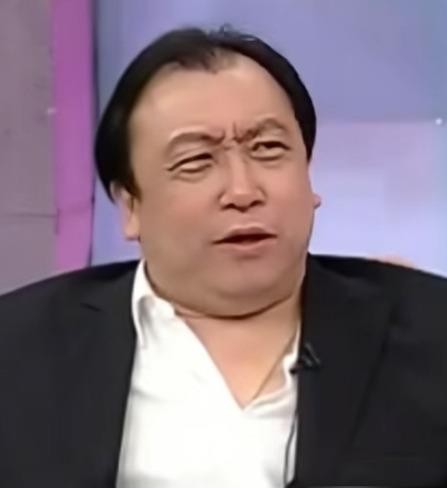 周润发不是没朋友，是把“朋友”这事看太透了。王晶说他懂发哥，却走不近，跑友只陪出汗不陪交心；刘嘉玲想打电话得先发消息约，成龙请三十年饭没约上。为啥？顶级明星吃过早年私生饭骚扰、电话被打爆的亏，社交成本太高，干脆把关系切成“片场按剧本、线下不深聊”。他用老诺基亚、穿十几块拖鞋、月花八百，却带郑则仕跑马