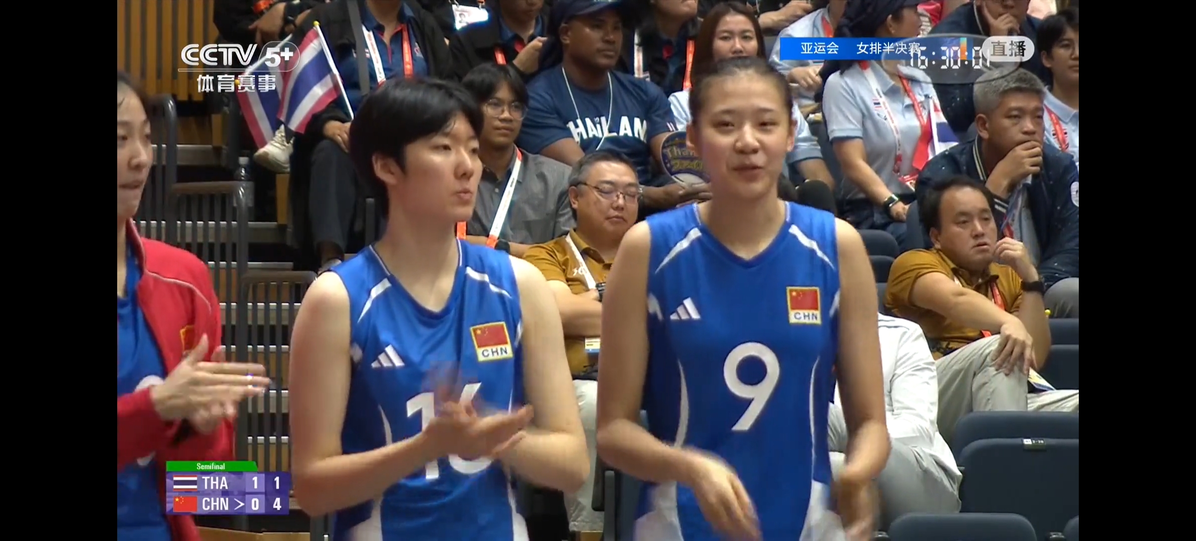 2026年日本名古屋亚运会女子排球项目第一场半决赛，
中国🇨🇳女排以23:25，25:21   大局分1:1  与今年女排亚锦赛冠军🏆泰国🇹🇭女排战成了平局！
从以上比赛可以看出，中国🇨🇳女排在今年女排亚锦赛上二传的选择上出现了极其严重的错误，经常配合的主二传张籽萱不参加女排亚锦赛，而派上久疏战阵的