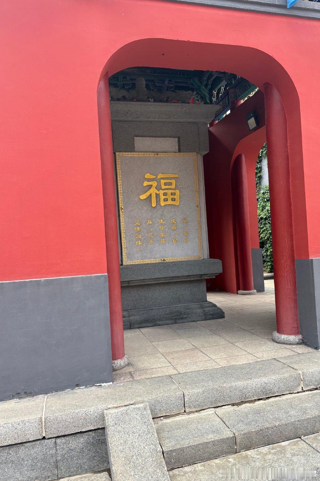 我最近分别看了：
倪萍悼念敬一丹；
高晓松悼念刘欢；
一代人落幕～ ​