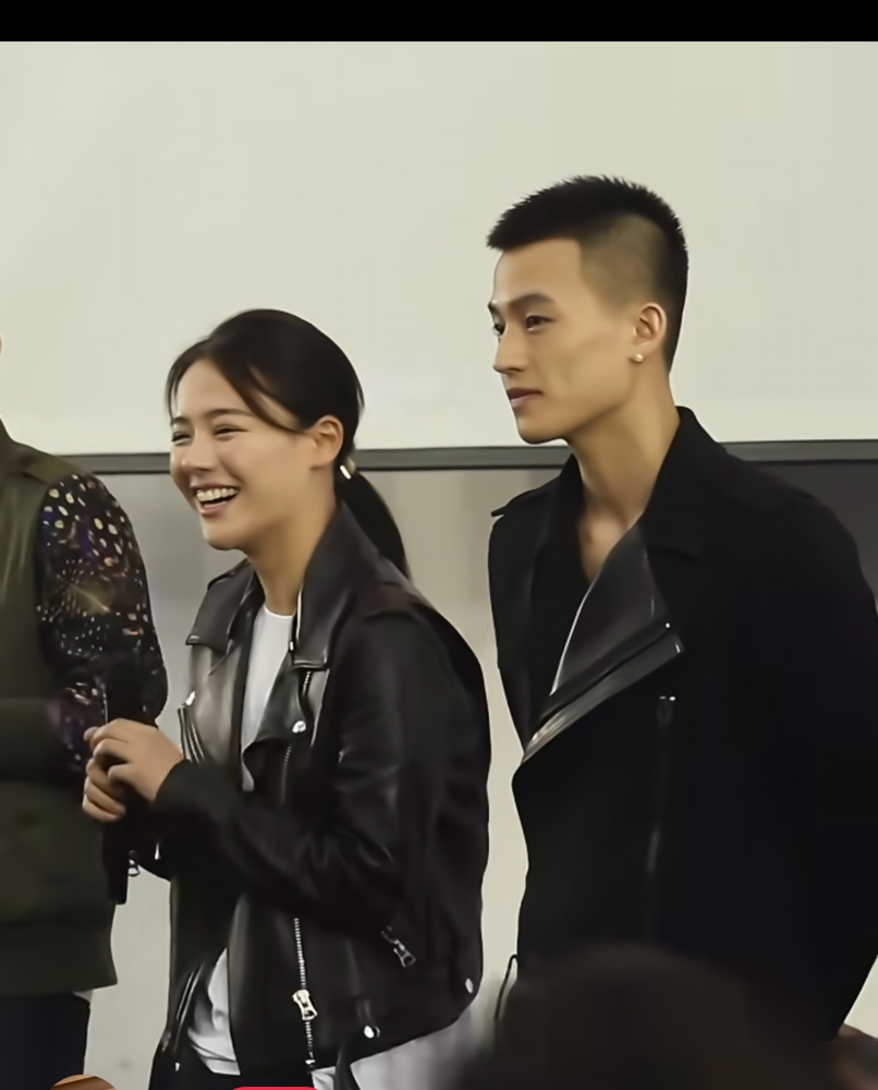 原来马思纯无可救药爱上欧豪，根本不是一时糊涂！
最近网友扒出真相，说欧豪是少有的正牌硬汉骨相，当年分手不是不爱，是欧豪不想被骂高攀吃软饭。
分开快八年，两个人各自跑得漂亮。马思纯时隔四年重回大银幕，敢硬刚白瘦幼审美，状态越来越松弛自在。欧豪连续三部作品霸屏央视黄金档，新剧哭戏直接刷屏热搜。
最