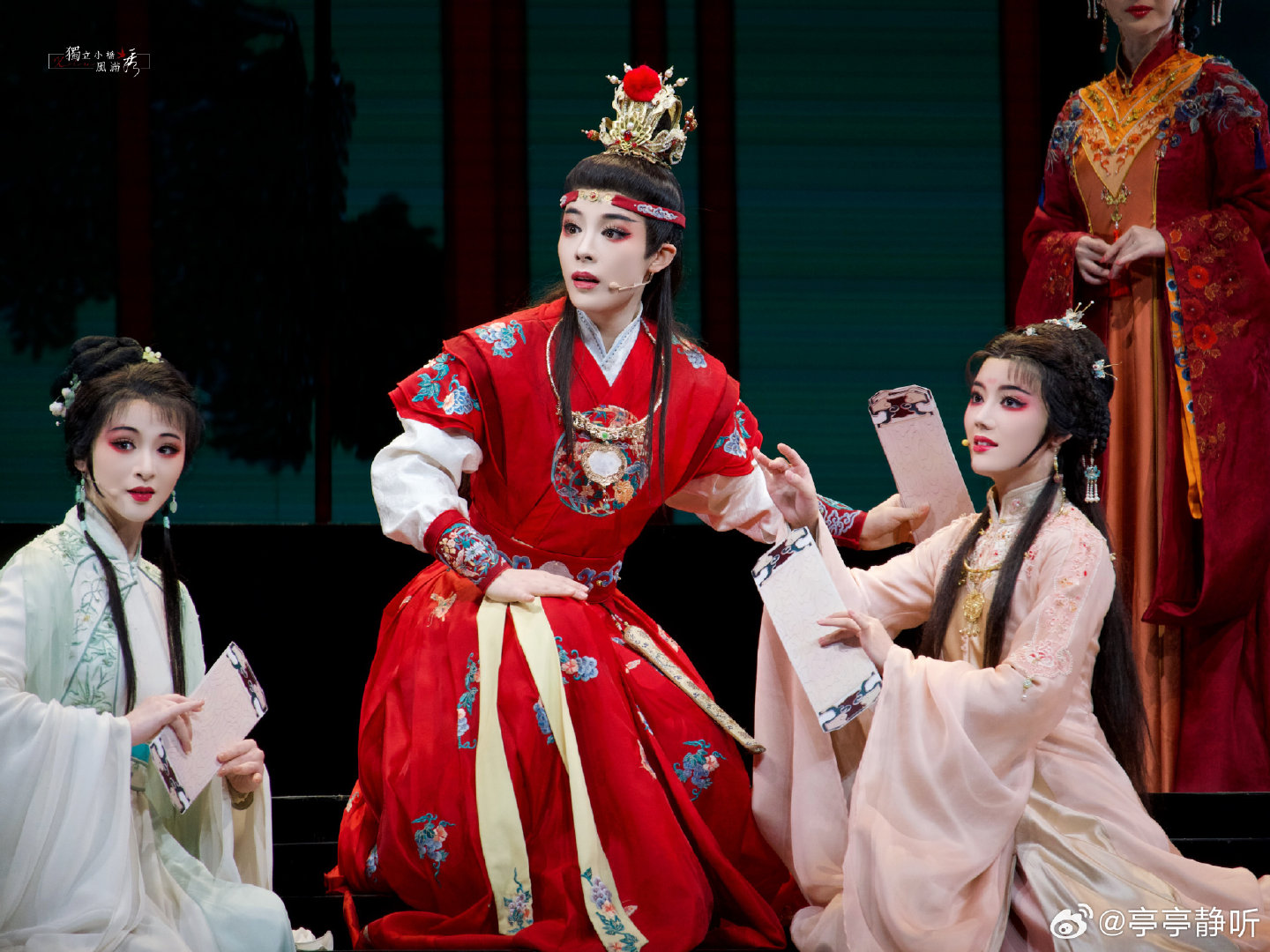 #陈丽君[超话]##陈丽君将携青春越剧赴澳门##陈丽君 祝姑娘路透##陈丽君湾区升明月舞台好优雅# 是顾盼神飞的贵公子也是痞帅的小猴子🐒 ​