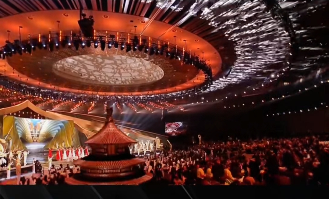 把杨幂赵丽颖肖战全踢出局，把刘亦菲用国籍挡在门外——金鹰奖这次是把“流量”俩字刻在墓碑上了。 新规首次启动三方评选，专业评审占60%、纯人气奖全砍，于和伟胡歌们入围了，粉丝炸了说“有水分”。可问题是——没流量的奖没人看，有流量的奖被人骂，金鹰奖这波“去流量化”到底是进步还是自嗨？说白了，你拿掉流量容