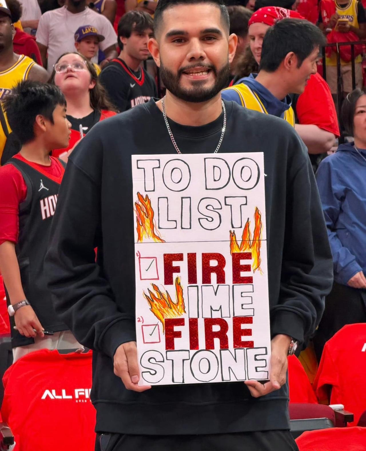 太痛心了！火箭主场球迷举牌解雇乌度卡斯通，0-3落后残阵湖人一胜难求 ...