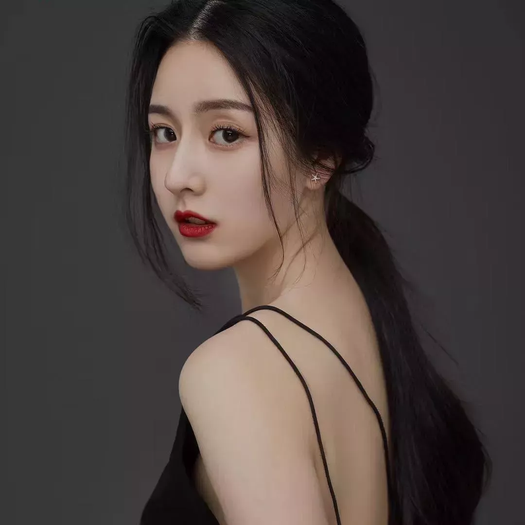 冷艳红唇，黑发美人，时尚感爆棚！