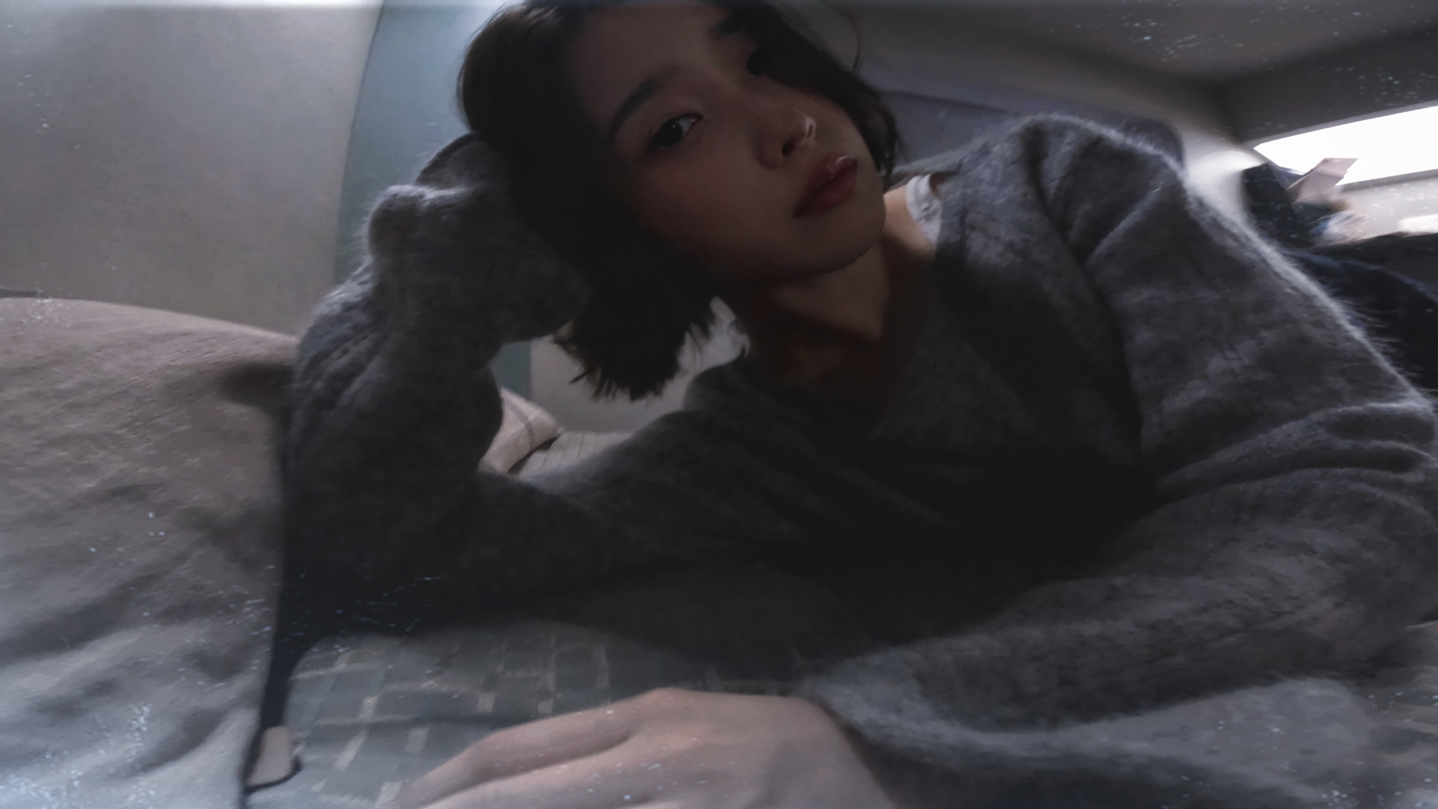 ｜《이 별로부터（从这颗星开始）》#IU单曲回归概念照# 
横版➕壁纸 ​