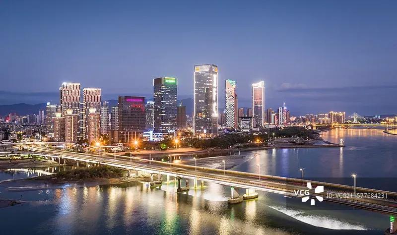 把福州当台北？电视剧《交锋》热映，这两座城市到底有多像？

9月6日晚，国安反谍大剧《交锋》登陆CCTV8黄金档，开播首集峰值收视直逼2.34%，市占率12.83%，直接拿下全国收视第一。

很多人看着看着，先认出来的不是演员，而是街角、骑楼、江面，还有那种南方城市特有的潮湿亮光。

白天的老街，窗