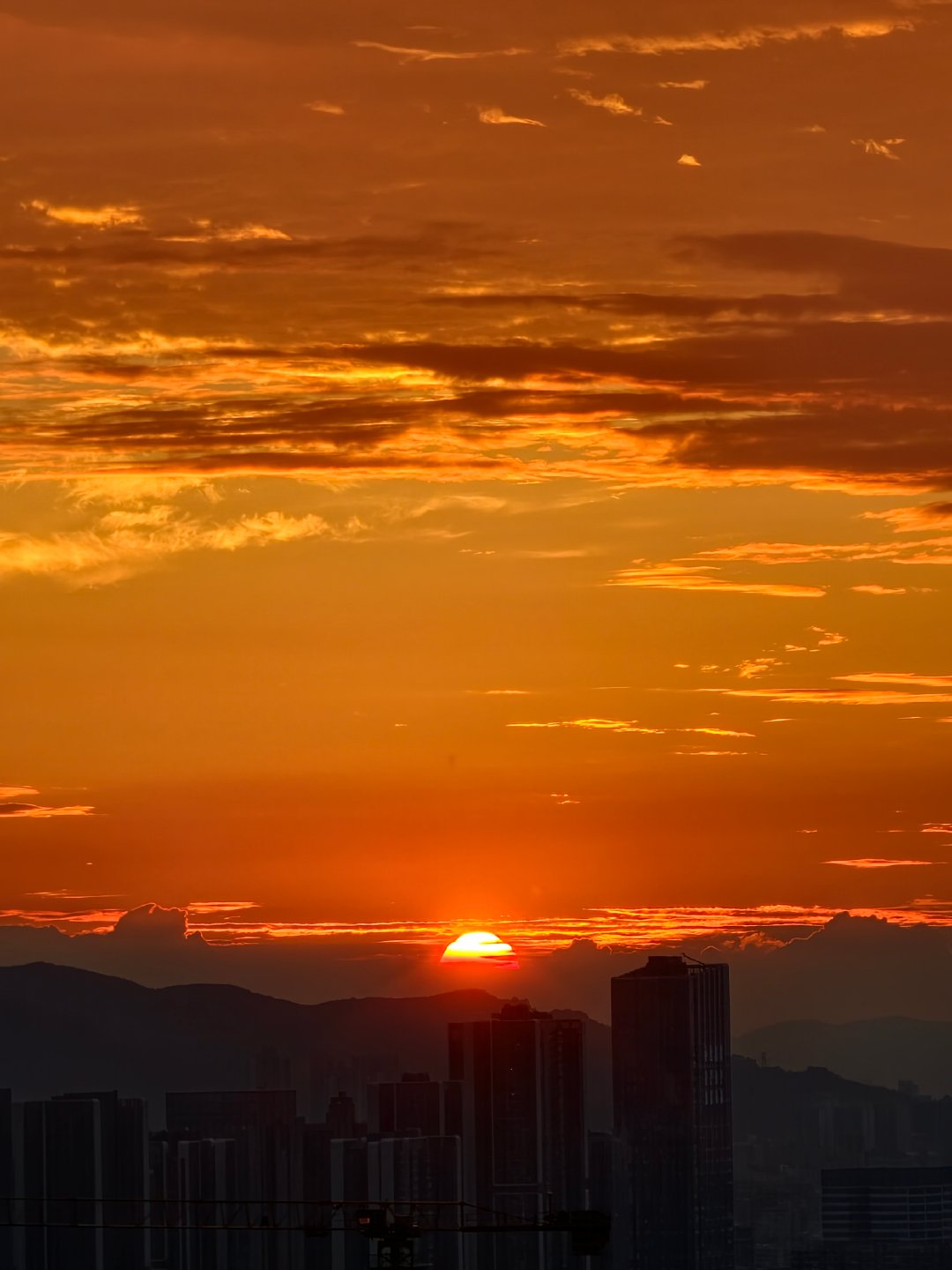 老婆生日当天，老天爷还算赏脸，给了好看的夕阳。

by vivo X300 不是 Pro 不是 Ultra ​