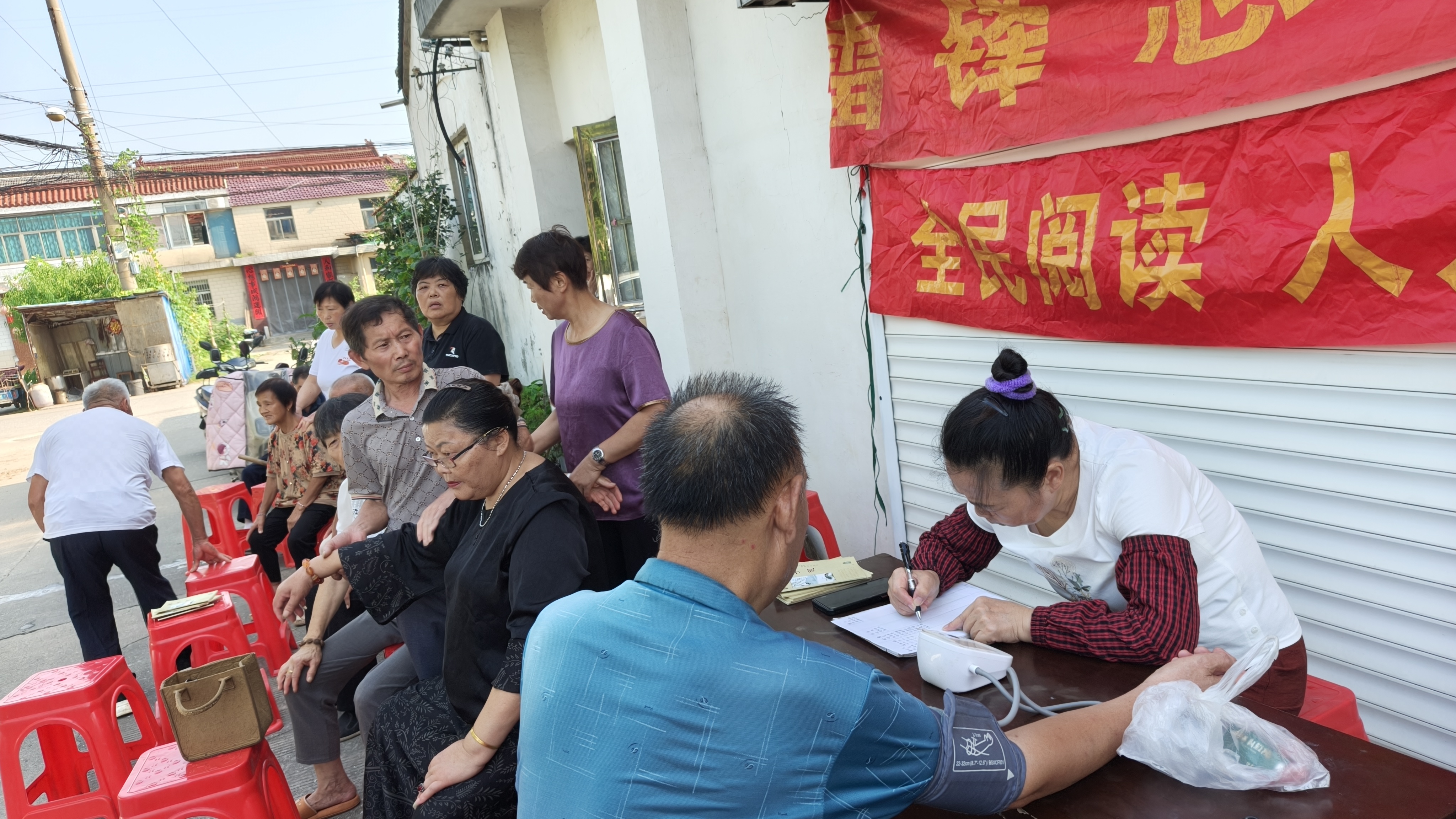 “志愿红”闪耀社区 便民服务不打烊
