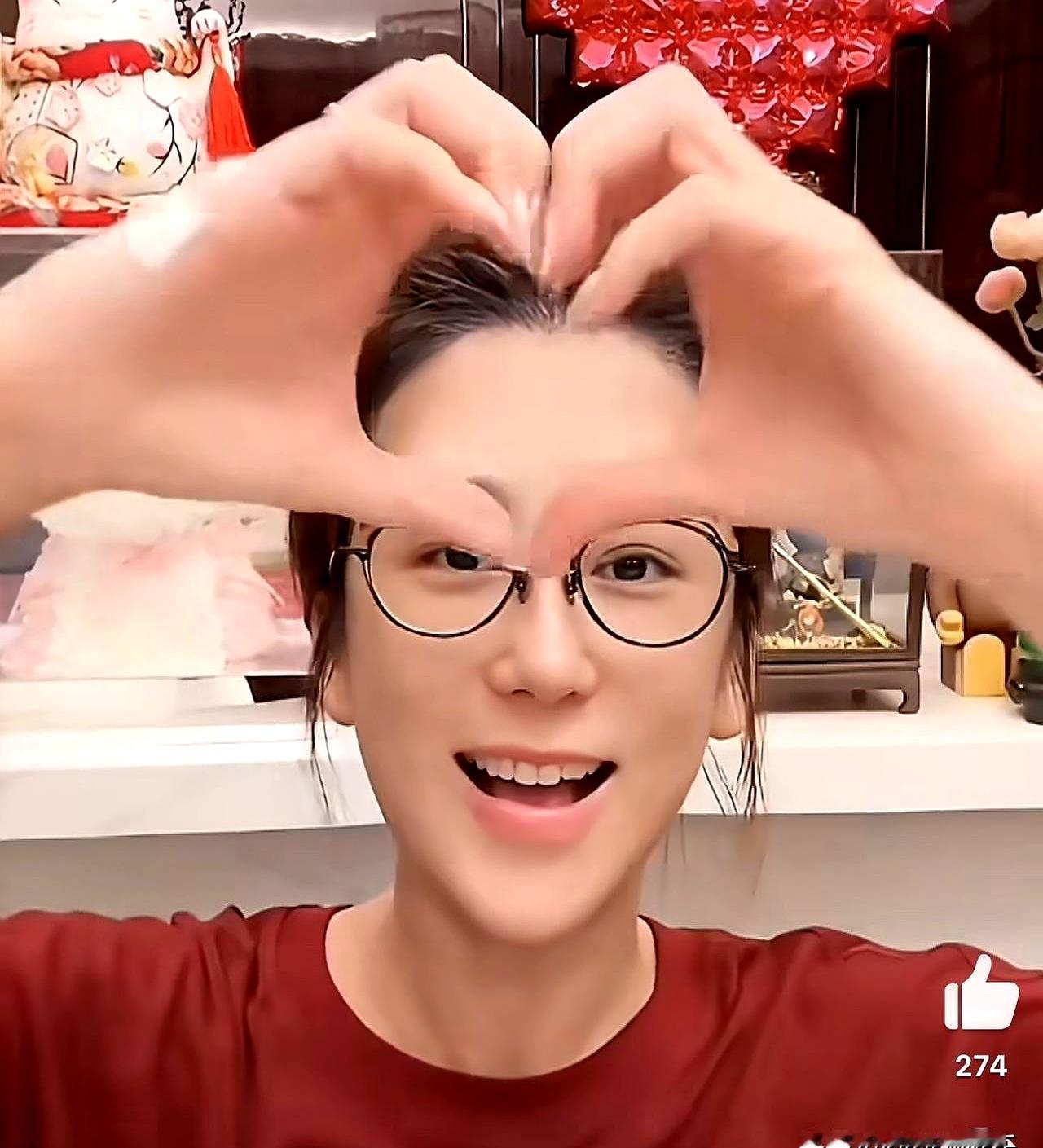 蒋丽莎在直播间心疼方媛远嫁香港不容易，结果网友一句话就把说辞给戳穿了
 

人家方媛嫁给郭富城，出席活动虽然带粤语翻译、没什么个人社交，但人家生完孩子安心健身保养，日子过得舒舒服服。
 

反观蒋丽莎自己，照顾一家老小没一刻消停，还要天天在直播间里忙活
 

方媛进了直播间打赏成榜一大姐，蒋丽莎忙不