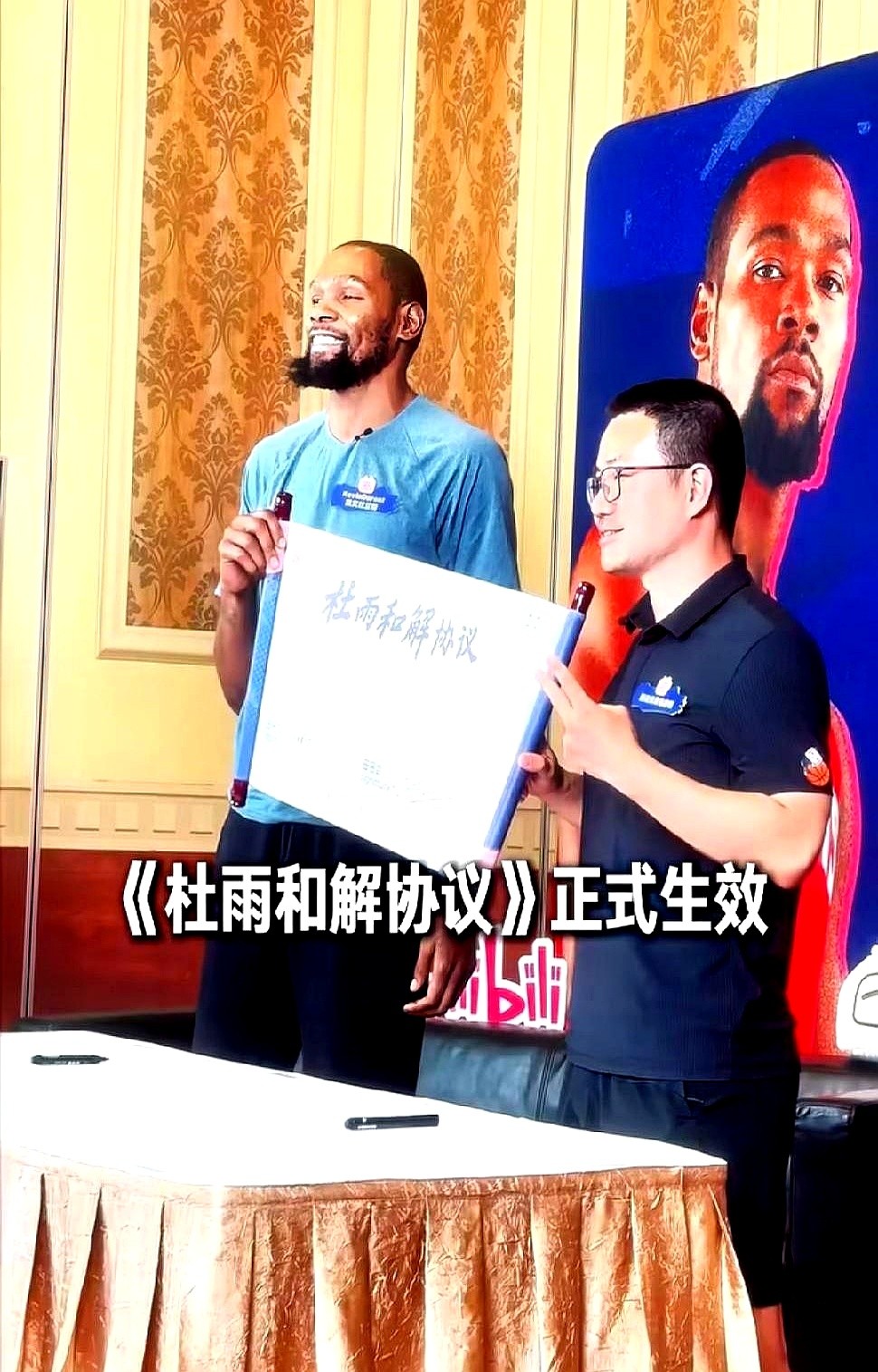 网上喷得火药味十足，线下见面却直接抱在一起合影。

徐静雨之前在网上变着花样猛批杜兰特，转头到了采访现场，两人当场和解，镜头前热热闹闹搂在一块儿。

屏幕前的球迷还在为杜兰特吵得面红耳赤、互不相让，台上的解说早就靠这些骂战段子赚足了名气和流量，转头就跟球星谈笑风生。

网络解说就是个纯粹的流量生意，