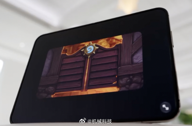 #iPhoneDuo开售多款应用适配仍未解决#看博主测多任务，我有点意外：iPhone Duo展开后不少App还是单任务居中，分屏拖拽没跑顺，7.6英寸内屏的多窗口优势没发挥出来。你花15999买折叠，图的不就是一边回消息一边看资料？结果App没适配，展开还是大号手机。初代生态从0起步能理解，但多任务党真建议等系统 ​