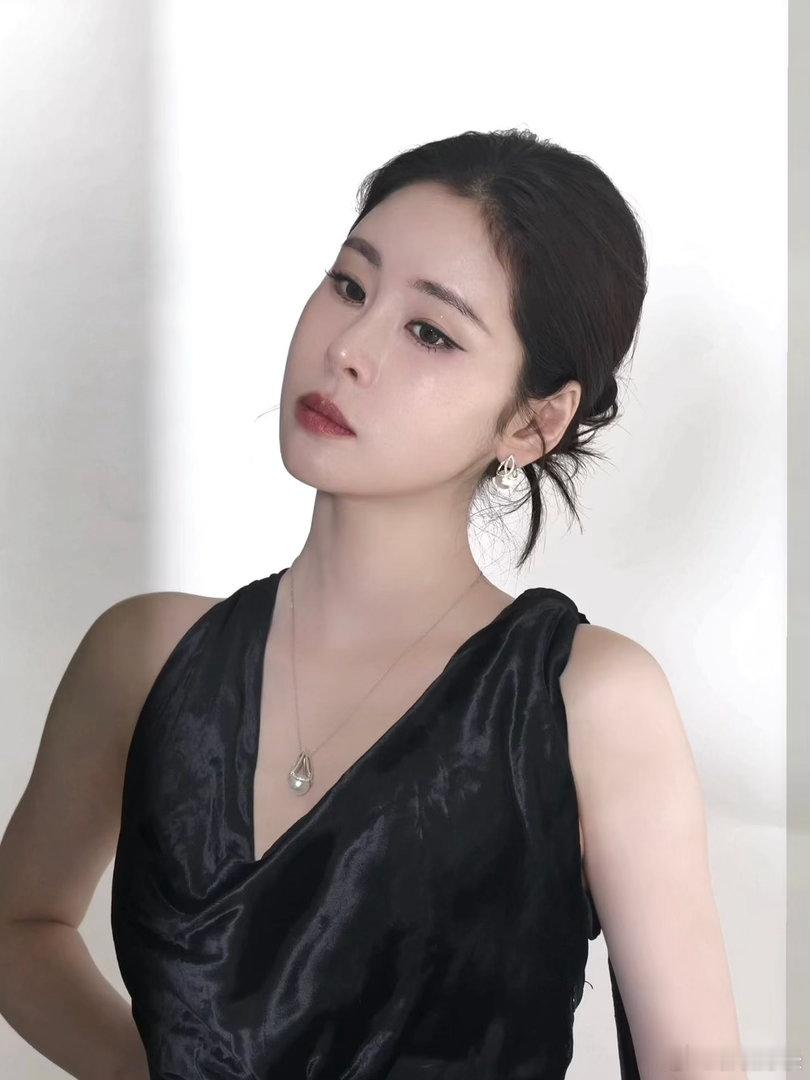 张碧晨走出了自己的路线。清冷疏离的气质搭配高级礼服，一周双高定格外有...
