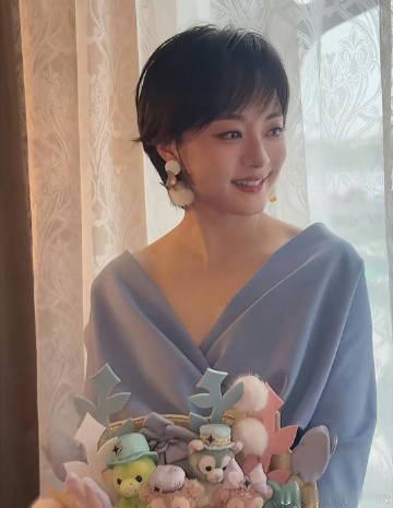 孙俪晒迪士尼10年对比照，孙俪这次的短发看起来比较柔和，妆容好好看！真...
