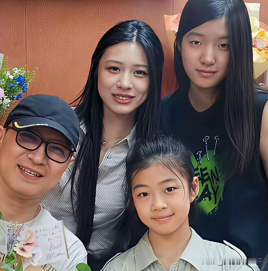 汪峰的三个小棉袄各有各的美，不少网友都觉得小女儿醒醒愈发亮眼，妥妥的女大十八变。随着慢慢长大，她眉眼间的神韵越来越贴近妈妈章子怡，气质灵动出众，辨识度很高。