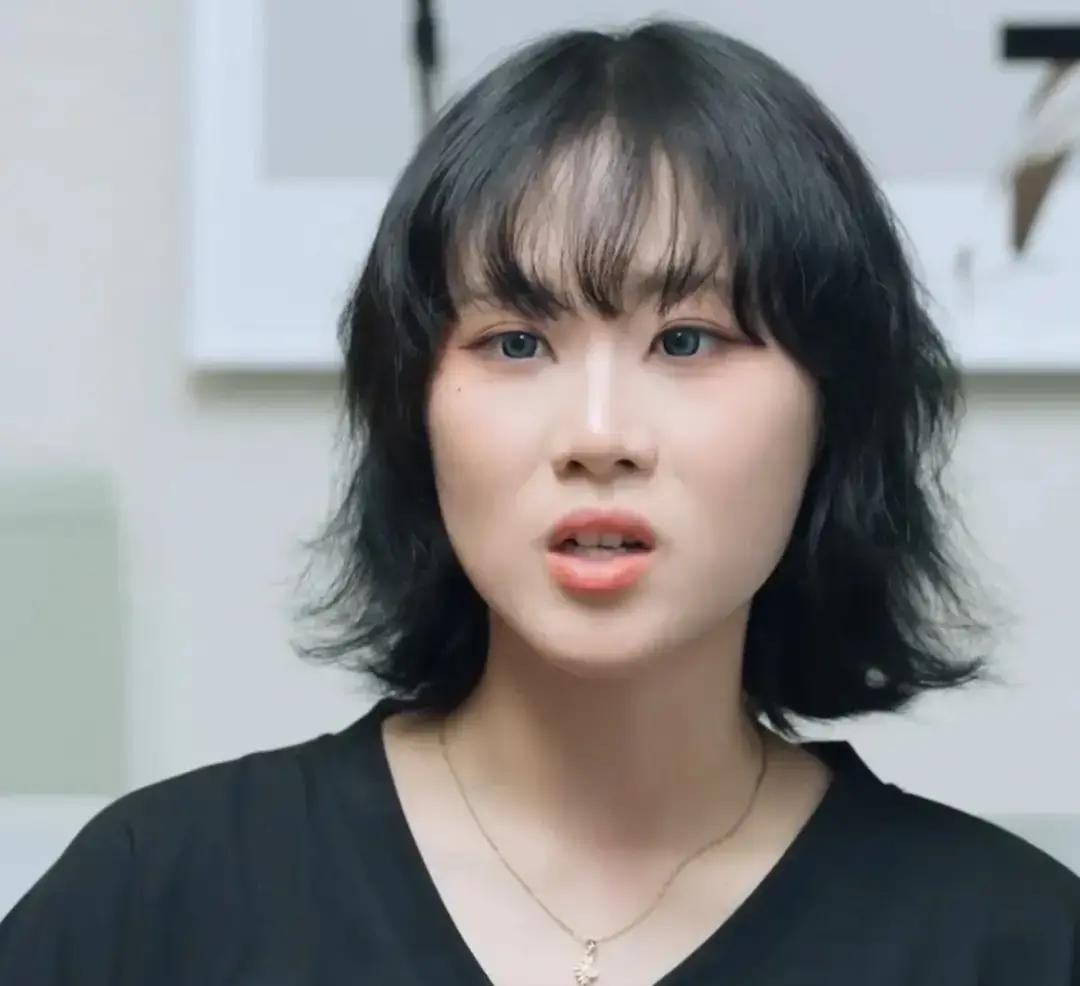 同样是顶着星二代的光环闯荡乐坛，窦靖童身后站着的是资源通天的王菲，而同父异母的妹妹窦佳嫄，手里拿到的牌却显得有些单薄

母亲高原在圈内的人脉终究没法跟天后比，想帮女儿在唱歌这条路上蹚出个名堂，实在是心有余而力不足

结果谁都没想到，那个平时看着总是一副不食人间烟火、低调到骨子里的摇滚老炮儿窦唯，这回