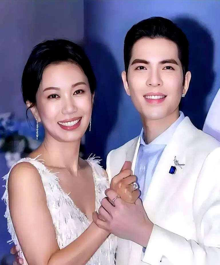 39岁的萧敬腾干脆利索地决定不要孩子了。
他的妻子林有慧今年53岁，两人隔着14岁的年龄差。
鲁豫在采访中专门盘问过这事，男方算不拢自己、老婆和未来孩子之间的岁数差。
生孩子这事，在一般家庭里往往要纠结好几个来回，但在萧敬腾这里被一刀切了。
女方53岁是个什么概念？按普通的常识，到了这个年纪，自然受