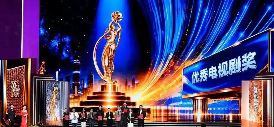 宋佳凭张桂梅单角色集齐三大奖创历史，于和伟白玉兰金鹰在手只差飞天却止步提名，第35届飞天奖烟台揭晓四项单项奖。
10月9日晚，山东烟台，第35届电视剧“飞天奖”颁奖典礼现场，优秀男演员奖的提名名单一字排开：于和伟、于适、王仁君、朱亚文、胡军。最终站上领奖台的，是王仁君。
于和伟的“一串三”悬念，就此