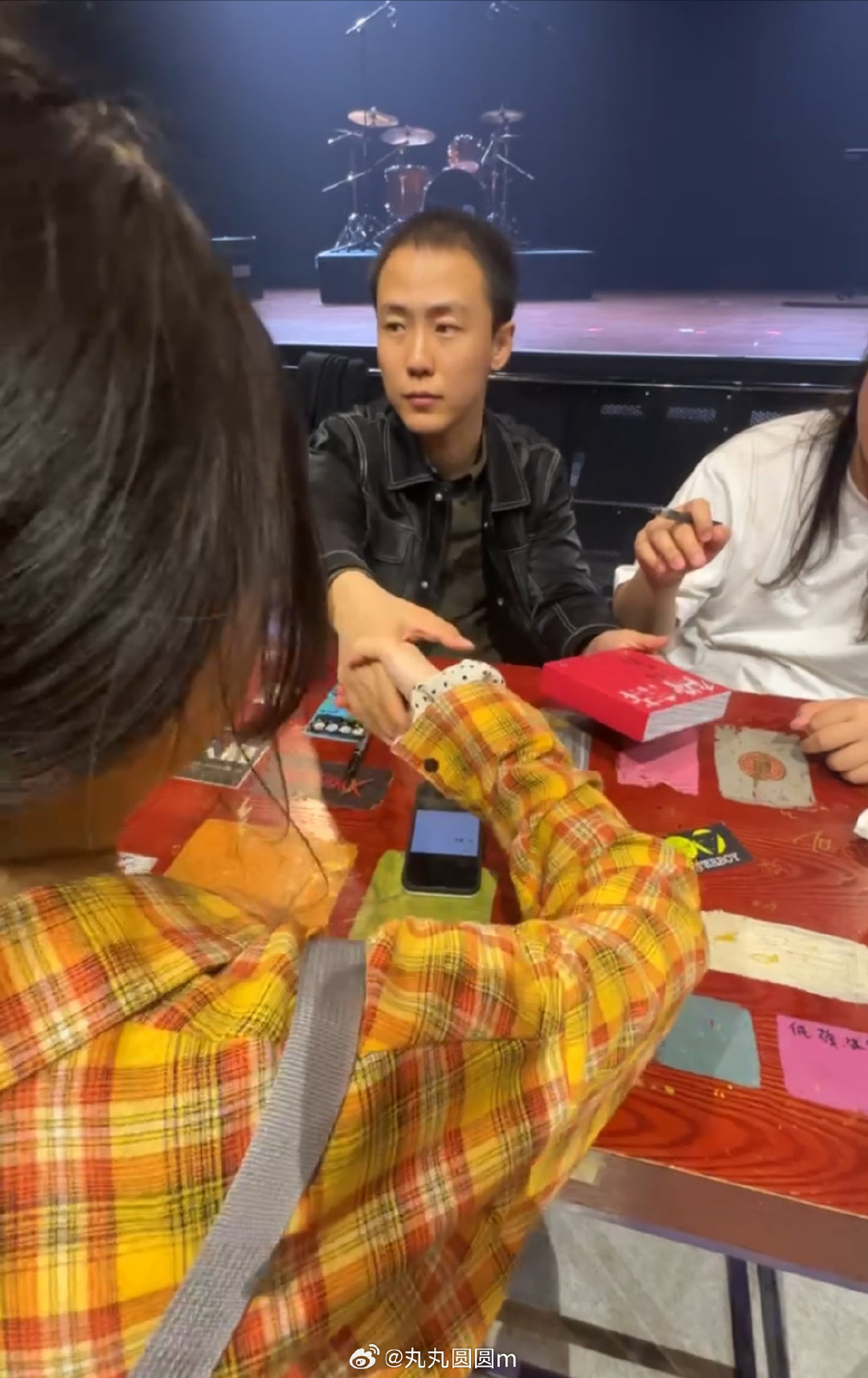 zwb小窦唯时期 真就硬帅啊那会儿 只可惜白植发了(毕业警告)[流鼻血]也是唯一一次给我签售留下阴影的 我当时真的想说7+负责拍照的工作人员咱明知道拍的不清就不能给我手机调一下么[裂开][裂开]搞得我最后合影的照片都没法往外发 ​