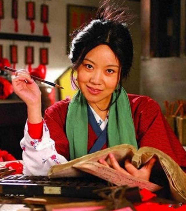 闫妮在片场演完佟湘玉的热闹戏，转身进了楼梯间，一个人哭。
这事儿我琢磨了半天。电视里她笑得没心没肺，楼梯间里她眼泪往下掉，中间隔着一道门，也隔着一个人前和人后。
《武林外传》开拍前，她刚办完离婚手续，独自带着年幼的女儿。那年她34岁，演的是个天天咧着嘴笑的老板娘。
这不就是普通人干的事吗？
心里塌了