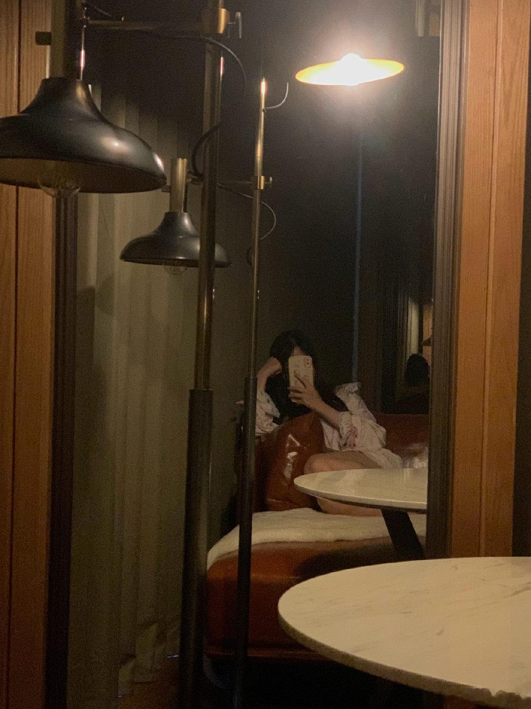 十五月亮十六圆
八月十六晚上上海小雨
八月十七晚上杭州暴雨
等不到月亮变全
也没人回到我身边 ​