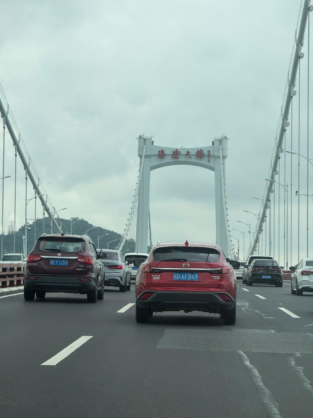 一早就被客户喊来公司了，去年卖给他的车，闲置着没开又要卖回来了，害，怪不好意思的，来就来还给我带了两瓶酒，最主要的是14年的这台帕萨特13万公里，1.8T，去年卖他3万多，开了5千公里，现在收购价1万多了[允悲]咋整  ​