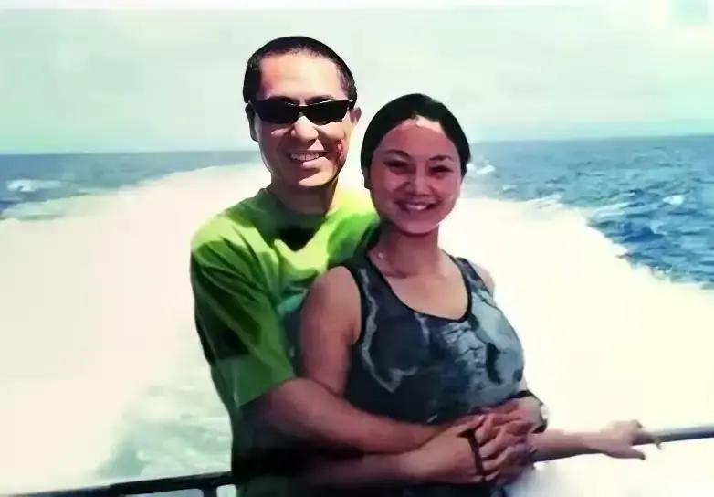 当年，19岁陈婷带着50岁张艺谋回无锡老家，陈妈妈一看张艺谋，很是惊讶：“婷婷，你怎么把巩俐男朋友领家来了？”陈婷有点不好意思，妈，艺谋是我的男友，巩俐已经是过去时了。
 
屋里静了几秒。陈爸放下报纸，朝张艺谋点点头：“坐吧。”
 
张艺谋把手里拎的水果放桌上，坐得挺直。陈妈去倒茶，水壶碰着杯沿轻轻
