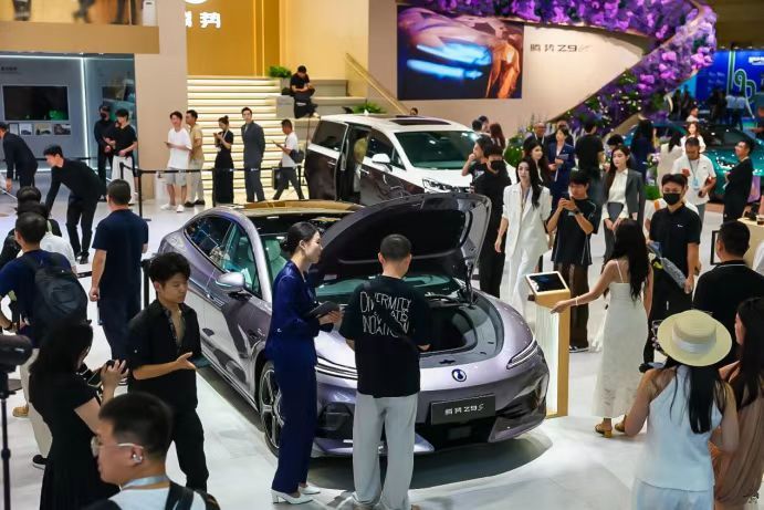 成都车展时，腾势Z9S这车人气挺高，围观的人不少。其续航和补能速度，日常用起来基本告别里程焦虑了。

我是感觉它这个后轮转向不错，4.75米转弯半径，在城市里掉头转向应该算是比较灵活的了。

不过这个价位竞争不小，传统豪华和新势力都有硬货。静态看挺有吸引力，期待试驾车到了开一圈试试。 ​