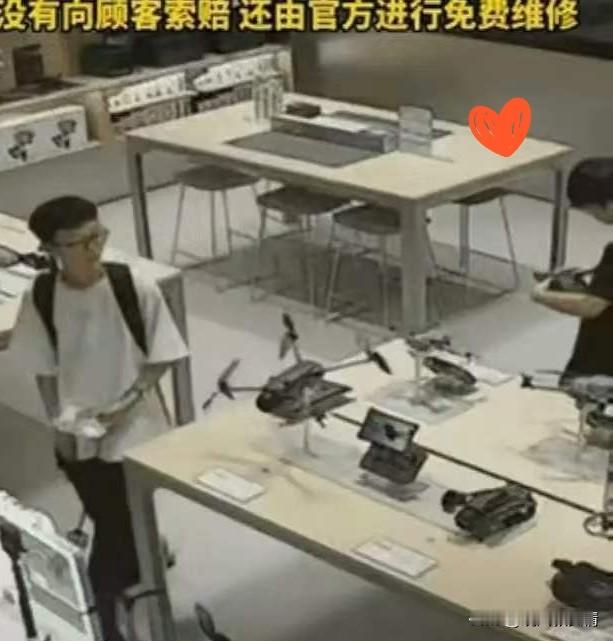 “太有格局了!” 浙江，一名高中生进店看无人机，不料转身时将一架13888元的大疆无人机蹭落在地，摔坏了，需要700元维修费，高中生吓坏了，没想到店家一句话，让他红了眼，更让全网狂赞。浙江衢州这一家数码店的操作，直接刷新全网对商家格局的认知，看完心里暖暖的！

那天是周末，男孩背着书包进的店。他站在