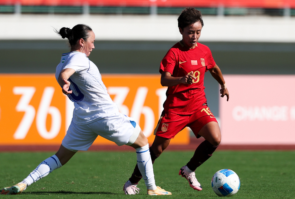 23年前的亚洲杯，中国女足11:0狂虐乌兹别克；23年后的今天，中国女足1:1被同一对手逼平！不同的是，我们的心哇凉哇凉的！

2003年6月13日，泰国北榄坡。

中国女足在亚洲杯小组赛最后一轮11比0碾压乌兹别克斯坦，滕巍上演帽子戏法，韩端、任立萍各入两球，三战全胜进29球丢0球昂首晋级。

那