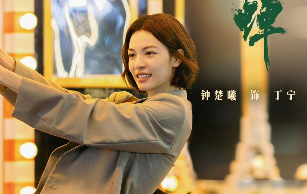 谁规定悬疑剧必须靠血腥和反转撑着？《蝉》的导演袁玉梅偏不这么干。
她上一部戏是《白夜追凶》，这次却彻底扔掉了强情节套路，把镜头直接怼进人心窝子里。吴镇宇和钟楚曦在法庭上对峙，台词像刀子，句句扎在原生家庭的旧伤上，郑云龙演的那个角色，表面温吞，内里全是算计。
最绝的是拍摄地选在柳州，那种闷热潮湿的