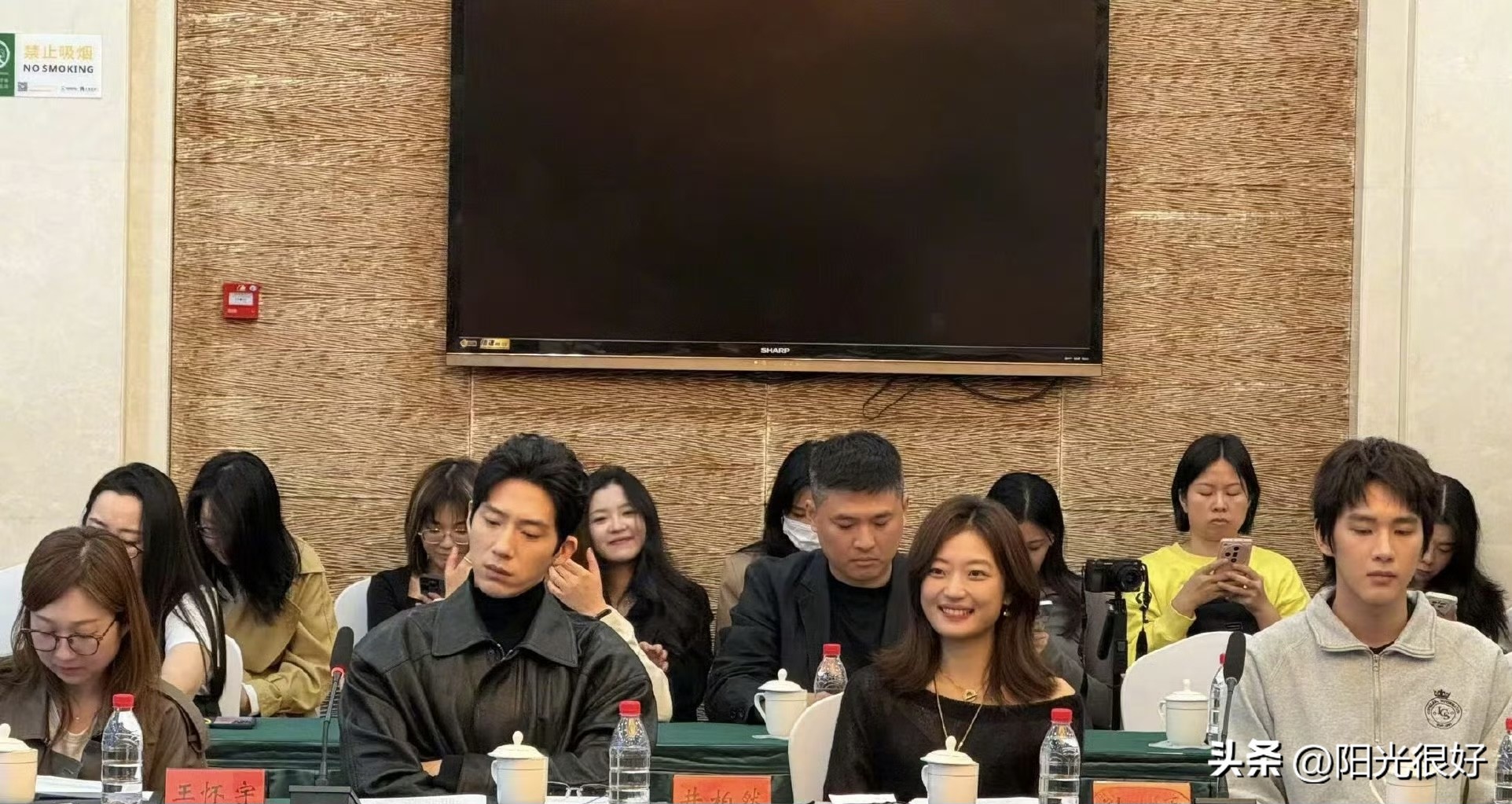 被当众夸奖的瞬间，井柏然转头看向孙千
井柏然被夸后害羞的看向孙千 井柏然孙千亮相早春晴朗研讨会 孙千  井柏然 
发布会的聚光灯打在台上，听到台下的称赞，井柏然没有顺势接话。他低下头，面露局促，转头看向身侧的孙千。

几秒的片段被观众截图发到网上。二人主演《早春晴朗》，剧中是拉扯感十