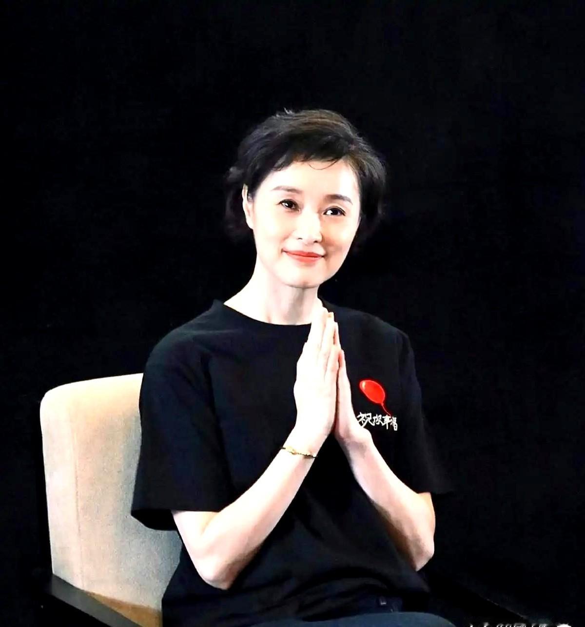“我从来都不觉得我好看，事实上也不是很好看。”吴越曾这么评价自己。

就因为从大一到大四没被选上拍过广告，她对长相一直不自信。但也正是这份不自信，让她沉下心来，一门心思打磨演技。

后来在《我的前半生》里，她演的凌玲让人恨到了极点，不少人直接把气撒在了她本人身上。

不过，演技骗不了人。

在《县委