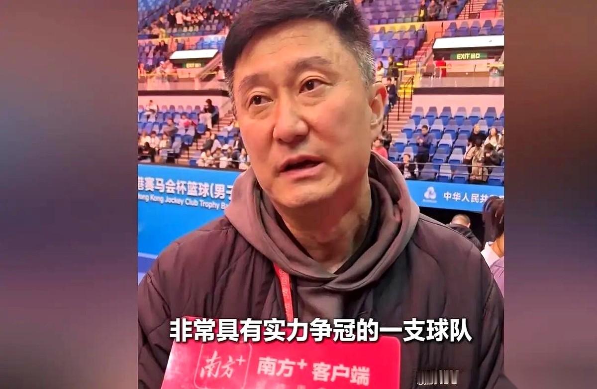 昨晚，终场哨声一响，中国男篮惨败日本。
但最魔幻的一幕没发生在球场上。几分钟内，大批球迷像抓住了最后一根稻草，直接挤爆了前主帅杜锋的社交账号。屏幕飞速滑动，评论区被满屏的同一种句式彻底淹没：“求你出山，回来接盘吧！”
输急了眼的人，总会开始疯狂怀念前任。
翻开杜锋当年执掌教鞭的账本，成绩单硬邦邦地摆