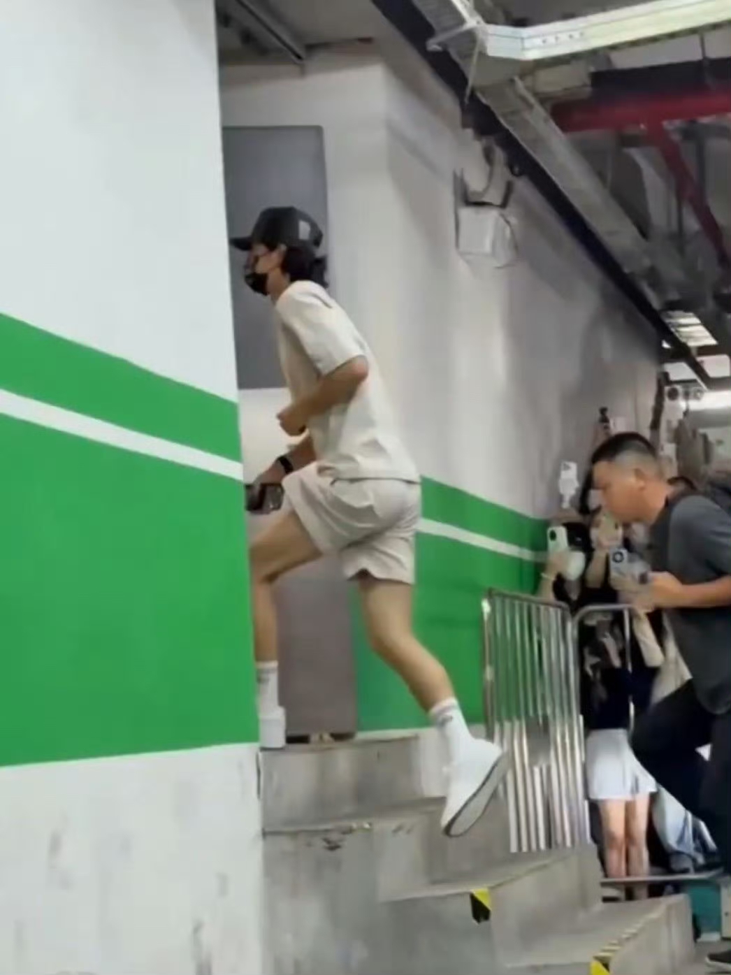 时间到底在王一博身上留下了什么，怎么越长越嫩了，完美的人，岁月总是会给他眷顾，少年感十足，完全男大。

随时看到他都是精瘦而充满力量感，身体轻盈又朝气蓬勃。特别喜欢看他穿浅色衣服，整个人愈发干净纯粹清爽。

根本看不够，王一博帅到爆，青春无敌啊！