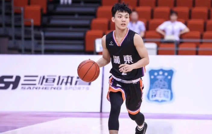 从三冠王功臣的出走，到徐杰未来命运的猜想！
近来，关于广东宏远俱乐部至今未发文官宣十五年老臣、三冠王功臣杜润旺离队，加盟南京同曦一事闹得沸沸扬扬。
坊间传闻杜润旺不满广东宏远开出的C类合同内容而出走南京同曦。
按照CBA相关规定， B类合同到期，如母队不予D类顶薪合同续约，就将失去对球员的匹配权。