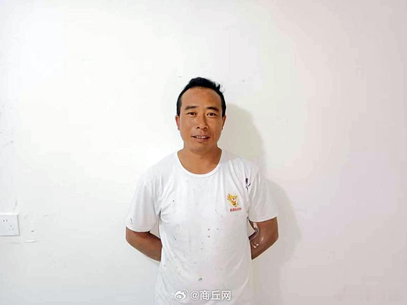 【特别策划 | 我的名字叫国庆——徐国庆：名字传承厚重红色家风】
徐国庆，1982年8月26日出生在睢阳区路河镇杨庄村一个三代从军的红色家庭。二老爷爷是红军战士，爷爷奔赴抗美援朝战场，父亲也曾参军服役，还荣立了三等功。“我出生的日子离国庆节很近，当时爷爷一高兴，就说叫‘国庆’吧，我的名字就 ​