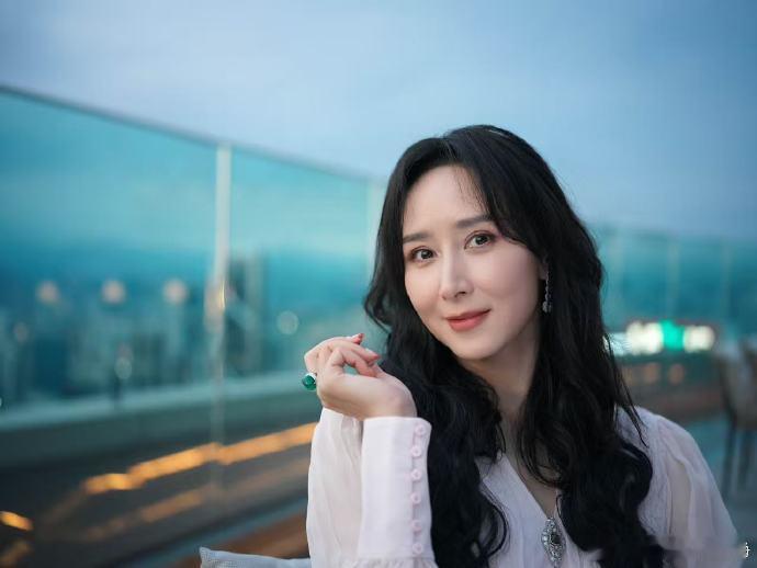 第一个女演员是女主妈妈，我还挺喜欢这个演员的，这个气质咋说呢，因为之前演了星汉灿烂那个皇后，结局很悲，喜欢皇帝爱而不得，皇帝对他没有感情，郁郁而终，可能后面就给人一种很悲苦的感觉了，蛮适合那种软弱被家暴的母亲的，她演技挺好的！其实气质其实包装下，也是个那种温柔慈爱的，也可以演周妈 ​