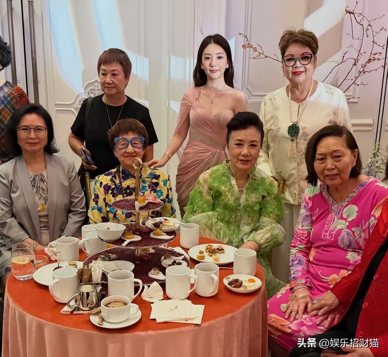 9月28日，何猷君奚梦瑶在澳门上葡京举办答谢宴，汪明荃晒出了现场的大合影。照片里方媛一身粉色单肩纱裙，站在后排中间位置。
这场宴会是二人6月法国婚礼的答谢场，专门邀请没办法远赴法国的港澳亲友。方媛和赌王家族本身没有直接交情，能拿到请柬，多半是靠着郭富城在港圈积累多年的人脉。
汪明荃当年就在赌王治丧委
