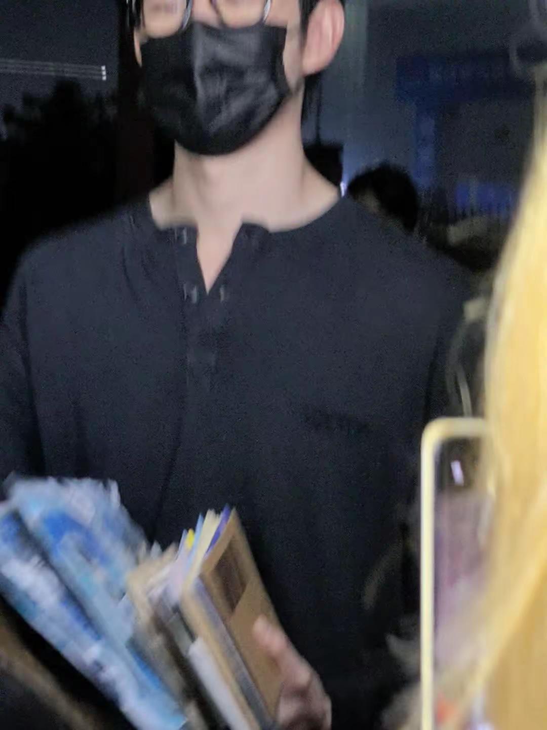 眼睛亮亮的瑞瑞🤗🤗 真的好帅完全男大来的补一个圈瑞圆满辣