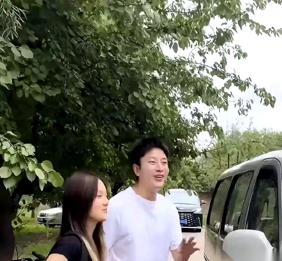 两只手在裤腿边蹭了半天，揣兜不是，垂着也不是。
这是一个演了十几年戏的老演员，在镜头前最无所适从的一幕。
贾乃亮为了陪闺女做公益，到底还是跟前妻同框了。
那画面，隔着屏幕都能感觉到一股子结冰的尴尬。他站得老远，整张脸绷得像一块铁。
网上有人嘲讽：混剧组这么多年，连个假笑都挤不出来？演技去哪了？
这话