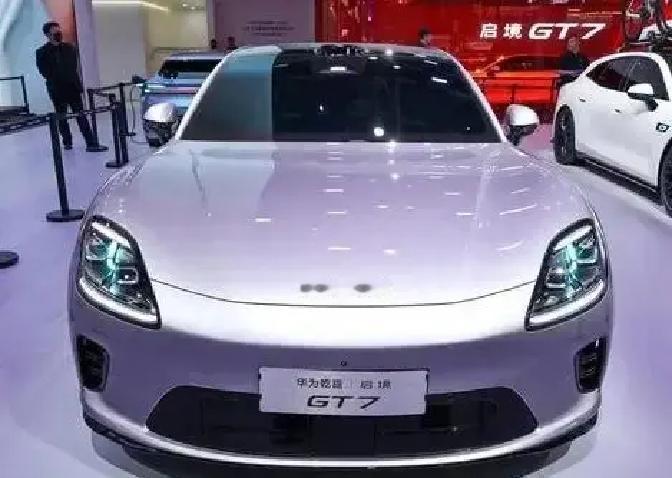 我平时对车没啥研究，觉得能开就行，结果那天朋友拉着我跟他一起去看启境GT7，真的一眼就心动了。
本来我还嫌麻烦，想着随便看看就走，结果刚到展厅门口，那台银灰色的启境GT7就撞进眼里。流线型的车身线条特别顺，连轮毂的造型都精致得很，停在那儿真像个摆着的艺术品，连路过的阿姨都停下来拍了两张。硬着头皮坐